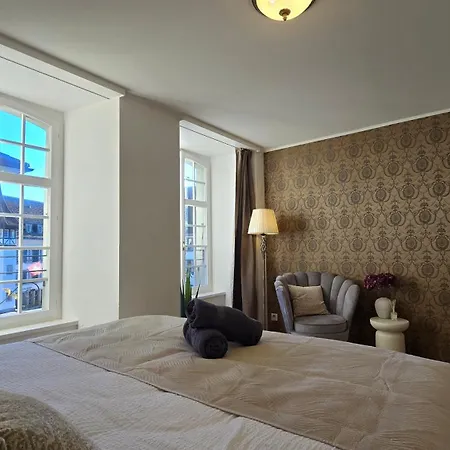 The Guild L L Castle L Old Town L Netflix *